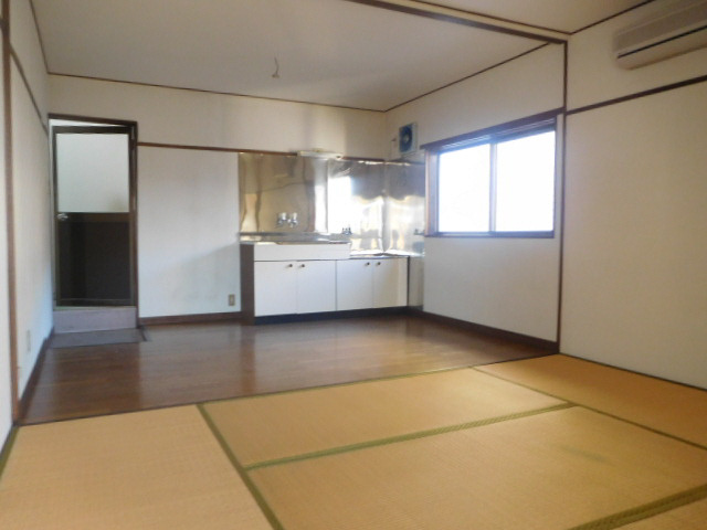 東口ハイツの居間・リビング