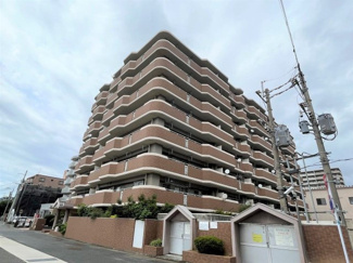 【外観】 | 箱崎駅まで徒歩14分。徒歩7分のバス停からバスも出ています。徒歩3分のところにTRIAL GO原田1丁目店があるので毎日のお買い物が楽になりますね♪