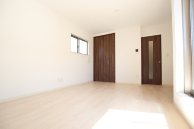 9.2帖洋室　角部屋で二面採光のとれたお部屋ですよ♪