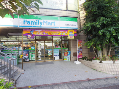 ファミリーマート川崎梶が谷駅前店　450ｍ