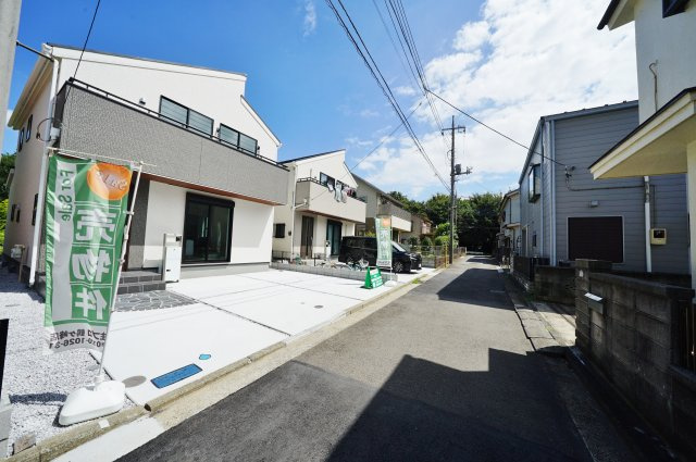 【横浜市旭区小高町131-22新築戸建て】★仲介手数料無料★（左近山小学校・左近山中学校）の前面道路含む現地写真