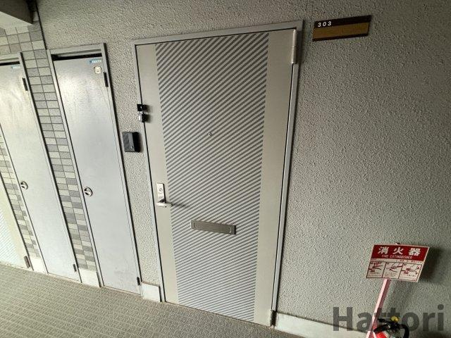 プチハイツ服部の玄関