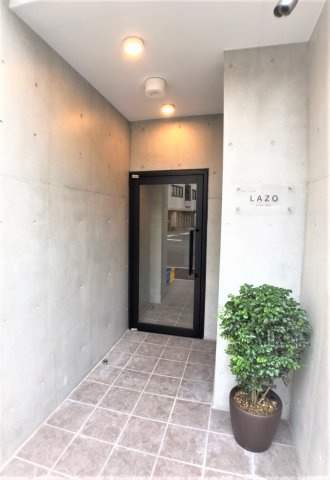 「防音マンション]ラシクラスLAZO ginza-eastのエントランス|観葉植物が良いアクセントのエントランス