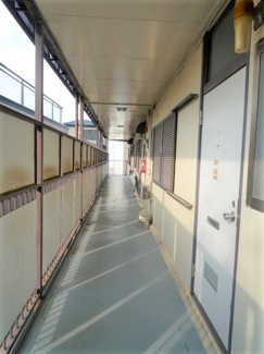 【その他共用部分】 | 共用廊下です♪雨に濡れずにお部屋に入ることができ、荷物が多い日も便利ですね☆