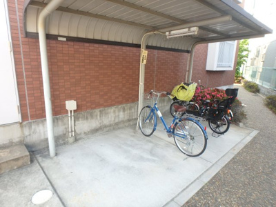 【その他共用部分】 | カンファ高木西 | 屋根付き駐輪スペースです