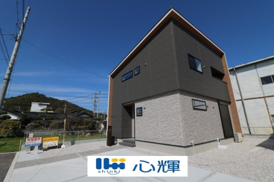 【外観】 | アーキデイズ防府市鞠生町（２号地） | 明るい日差しが差し込む現地。車もゆったり駐めることができます。ぜひ現地をご覧ください。
