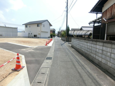 【前面道路含む現地写真】 | 土地　船穂町船穂　全3区画 | 西側前面道路は幅員約3.4ｍ