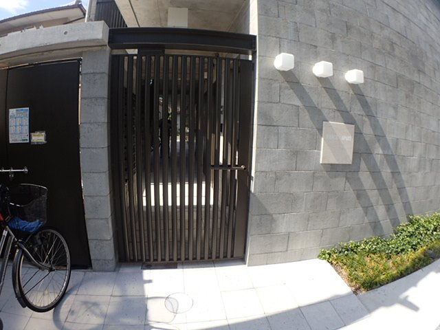 ピアスアパートのエントランス