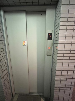 【その他共用部分】 | クリオ上永谷壱番館 | お買い物時やベビーカーの出し入れに便利なエレベーター付です。