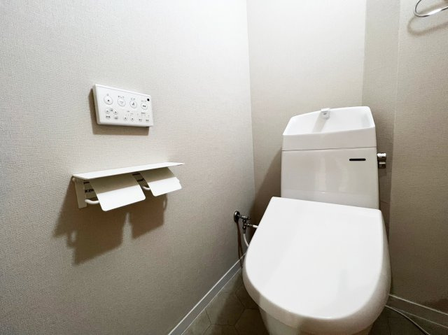 シーアイハイツ南千里B棟のトイレ|落ち着いた色調のトイレです