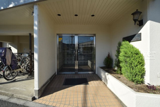 【エントランス】 | マンションの正面エントランス。出入りする人間を癒してくれるマンション入り口であり、その建物の「顔」でもあります。