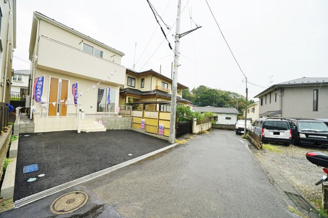 【横浜市旭区今宿西町492-13新築戸建て】★仲介手数料無料★（都岡小学校・今宿中学校）の前面道路含む現地写真