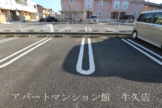 フラワ　Ｉの駐車場