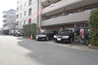 【駐車場】 | マンションの駐車場スペース。空きの有無や駐車料金、サイズ規定などについては、改めてお問い合わせください。
