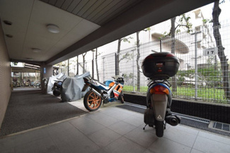 【駐車場】 | バイク置き場。空きの有無や駐車料金、サイズおよび排気量規定などについては、改めてお問い合わせください。