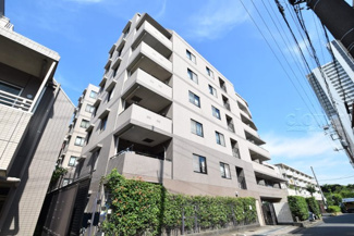 【外観】 | 青空によく映える建物です。手入れの行き届いた外壁やマンション正面エントランスなど、綺麗な姿をぜひ一度、現地にてご覧ください。