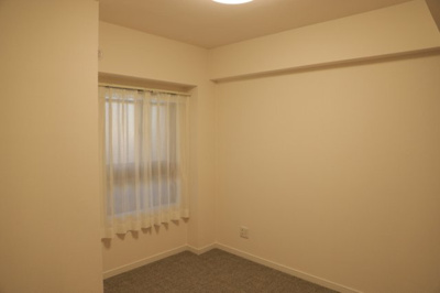 【洋室】 | ライオンズマンション京王南大沢 | 洋室のメリットは重い家具が置きやすく、身の回りが整理しやすいことです。 床がフローリングのため畳とは異なり凹みにくいです。 クローゼットなど収納が豊富で、普段使わない旅行カバンや服の整頓も簡単にです。