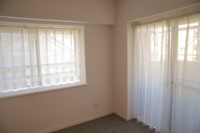 【寝室】 | ライオンズマンション京王南大沢 | 寝室でゆっくりと過ごすためにはベッド周りの適度な空間を担保することや窓の位置、照明の明るさ、寝室の広さなどを考える必要があります。自身や家族の構成とライフスタイルに併せて寝室にする部屋を選びましょう！