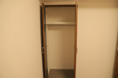 【収納】 | ライオンズマンション京王南大沢 | デザイン性を重視しすぎて収納が少なかった！なんてことにならないため、事前に現地で収納の数を確認しておくことをお勧めします。クローゼット以外にも床下収納や屋根裏収納、パントリーなどもチェックしましょう。