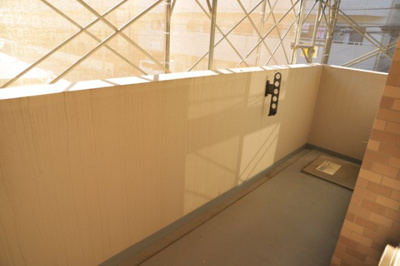 【バルコニー】 | ライオンズマンション京王南大沢 | バルコニーは、室外の専用スペースのうち、「屋根がなく開放された空間」であるものを指します。ベランダより広いタイプのものが多く、日当たりもよいため家庭菜園などを楽しみたい人にとって適した環境となります。