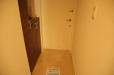 【玄関】 | ライオンズマンション京王南大沢 | 玄関は家の顔でもあり、家族以外の目にも止まる場所です。玄関は外との間を仕切る扉、靴などをしまっておく収納スペース、靴脱ぎのたたきスペース、来客とのやり取りをするドアホンなど複数のアイテムからなります。