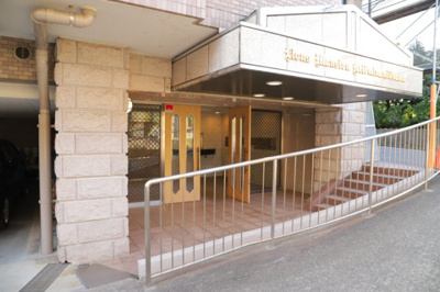 【エントランス】 | ライオンズマンション京王南大沢 | マンションのエントランスには、もともと風よけや防犯の役割がありますが、マンションによって宅配ボックスなどの設備が備わっている所もあります。日々の生活をイメージしながら生活しやすさをチェックしましょう。