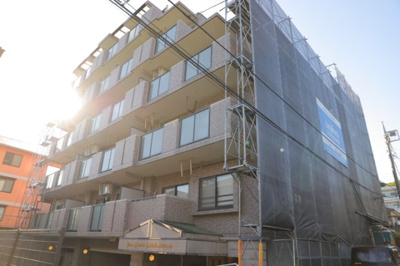 【現況写真】 | ライオンズマンション京王南大沢 | 外観はマンション管理がされているかの目安になります。築年数が古いと、壁面は劣化してひび割れが生じることも！建物が古びていても細かいところが修繕されていると、きちんと管理されているなぁと感じるでしょう。