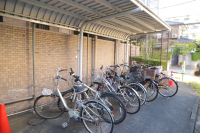 【駐輪場】 | ライオンズマンション京王南大沢 | マンションの駐輪場は、事前に空きがあるか確認を取ると安心です。せっかく入居したのに駐輪スペースがない！なんてことになったら大変ですよね。そこで、内見時や購入前にはまず事前に確認しておくと良いでしょう。