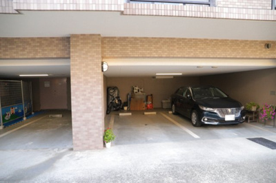 【駐車場】 | ライオンズマンション京王南大沢 | 駐車場と明記されていても、最小スペースでつくられた駐車場だと大型車は駐車できなかったり、出入りしにくくなったりする可能性があります。お車のサイズと購入したい物件の駐車場のサイズを現地で確認しましょう。