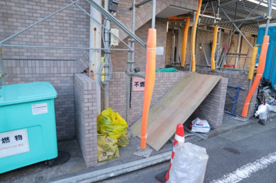 【設備】 | ライオンズマンション京王南大沢 | 共有部分は、住民なら誰もが使える設備のこと。例えば駐車場やエレベーター、インターネット設備、セキュリティ設備などがあります。他にも、マンションの廊下・外部階段やエントランス・ゴミ置き場などがあります。