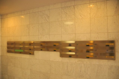 【設備】 | ライオンズマンション京王南大沢 | エントランス付近に設置されている集合ポストは、住んでいる部屋と離れているため、ポストをあさるなど誰かに何かされていても被害に気づきにくいです。入居する時には他人に特定されにくい番号で鍵をかけましょう！