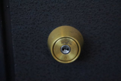 【防犯設備】 | ライオンズマンション京王南大沢 | 当然のことではありますが、オートロックやセンサーライト、ホームセキュリティーなどの防犯設備があれば、小さいお子様がいるご家庭も安心ですよね！まず物件購入の際は、防犯設備もチェックするようにしましょう。