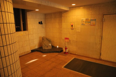 【ロビー】 | ライオンズマンション京王南大沢 | ロビーというと、エントランスと何がちがうの？と思いますよね。実はロビーとエントランスには明確な決まりはありません。物件によっては、エントランスを入って広がるある程度の広さのある空間がロビーとなります。