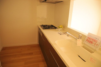 【キッチン】 | ライオンズマンション京王南大沢 | 標準的なシステムキッチンの横幅は、165cm～300cm程度です。2100・2400・2550・2700などミリ単位で表記されます。普段どのように料理をするのかを想定しながら合ったサイズを選びましょう