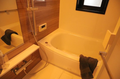 【浴室】 | ライオンズマンション京王南大沢 | 入浴時の快適さも大事なことですが、綺麗な状態を維持できなければ気持ちよく入浴できません。毎日の掃除が楽という点は大事なポイントになります！カビが生えにくく掃除がしやすい、壁や浴槽を選ぶといいでしょう。