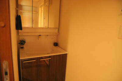 【独立洗面台】 | ライオンズマンション京王南大沢 | 洗面化粧台では顔を洗ったり、身だしなみを整えることが本来の使い方ですが、用途によっては洗面化粧台に求められる機能が違ってくるため、ご自身や家族のライフスタイルに合ったものを選ぶことをおすすめ致します。