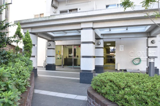 【エントランス】 | マンションの正面エントランス。出入りする人間を癒してくれるマンション入り口であり、その建物の「顔」でもあります。