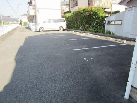 エレガンス飛江田Ⅲの駐車場