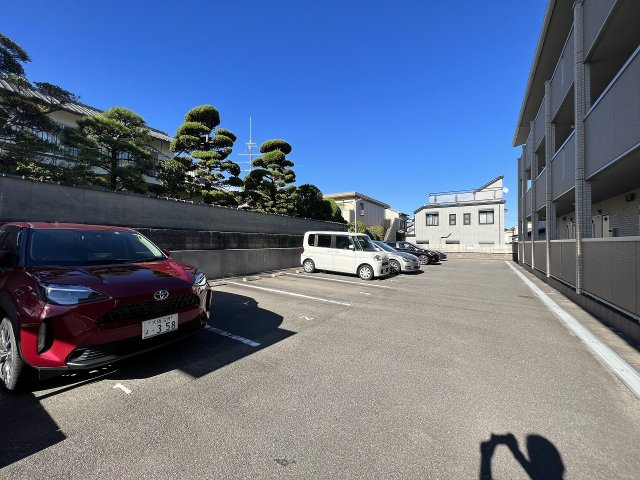 豊中市柴原町５丁目の賃貸マンションの駐車場