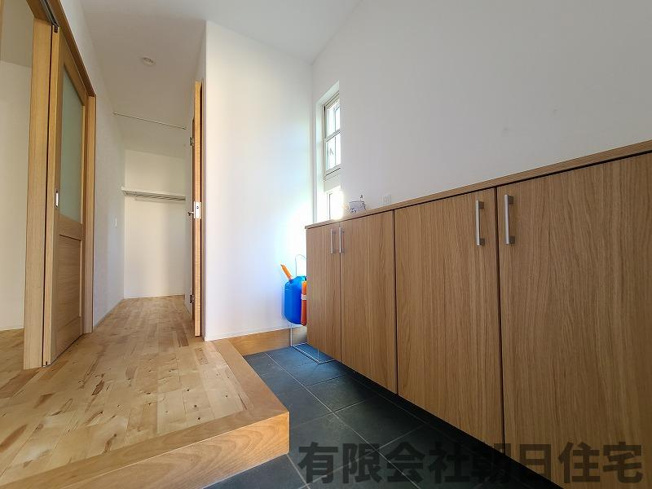 【玄関】 | 八雲町東岩坂中古戸建 | 明るい玄関です