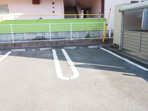 グラースアンジュＤの駐車場