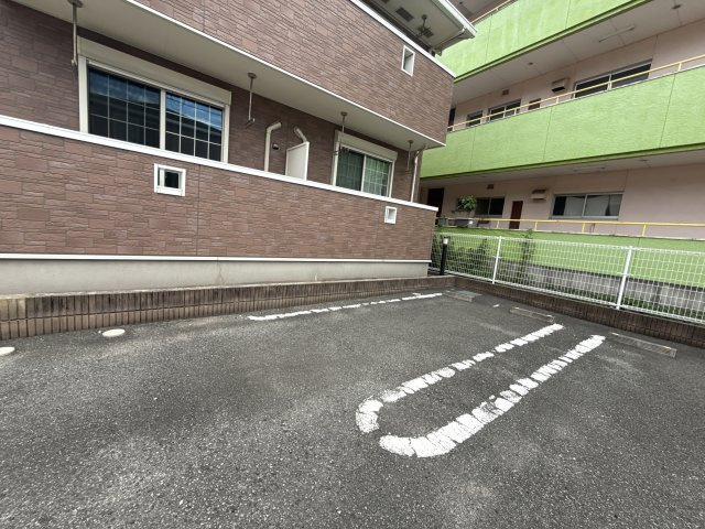 グラースアンジュＤの駐車場