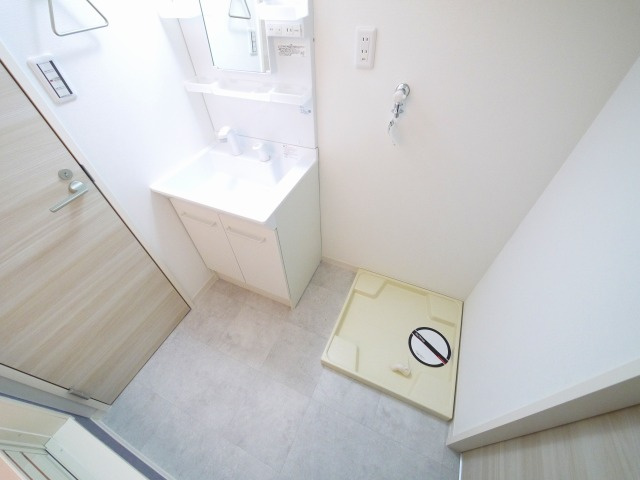 ラ・フォーレ紀寺の洗面所|明るい洗面所です