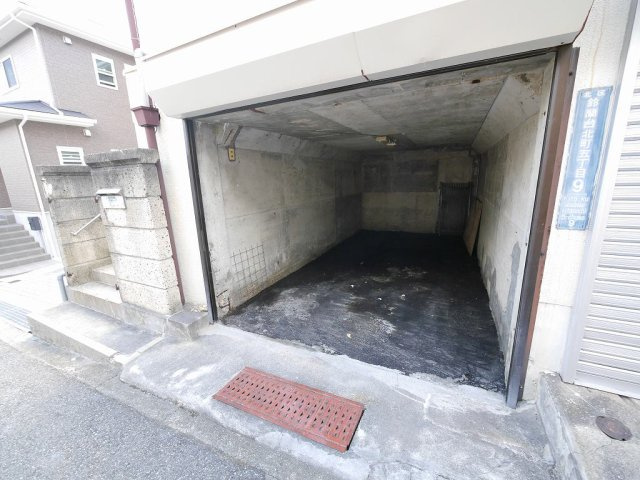 鈴蘭台北町5丁目貸家の駐車場|高さ190ｃｍまで（サイズは現地要確認）