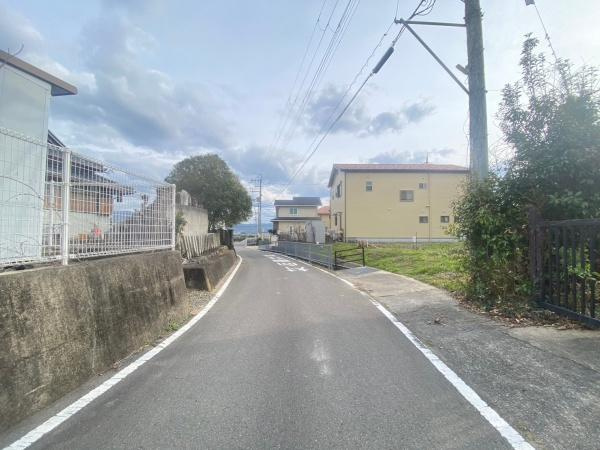 紀の川市中三谷　中古戸建の前面道路含む現地写真