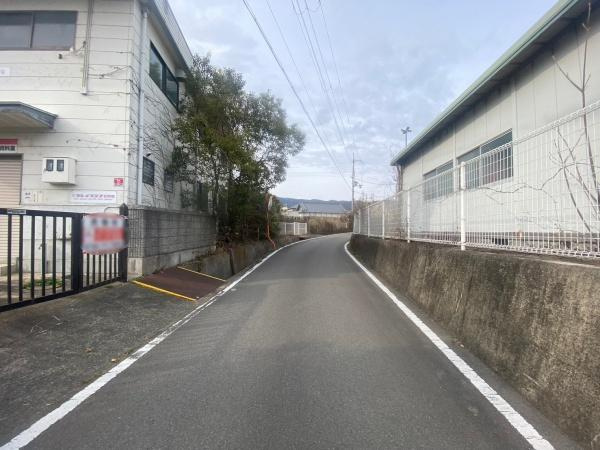 紀の川市中三谷　中古戸建の前面道路含む現地写真
