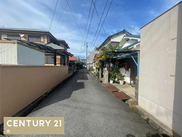 和歌山市粟の中古一戸建の前面道路含む現地写真