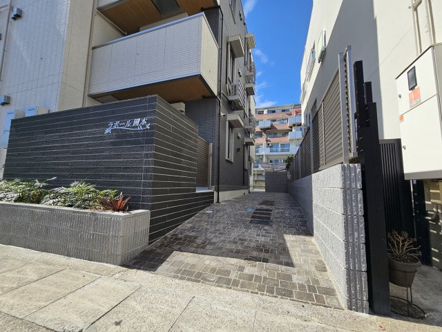 ラポール岡本のエントランス