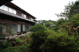 【庭】 | 甲賀市土山町笹路222-1　中古戸建 | 広縁から庭の眺め