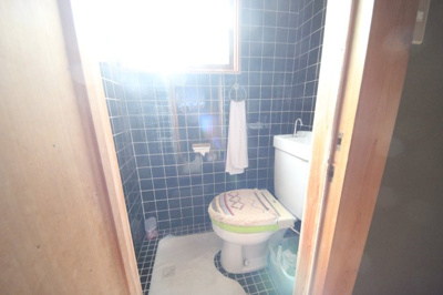 【トイレ】 | 甲賀市土山町笹路222-1　中古戸建 | トイレ、洋式・和式・男性用三種あります